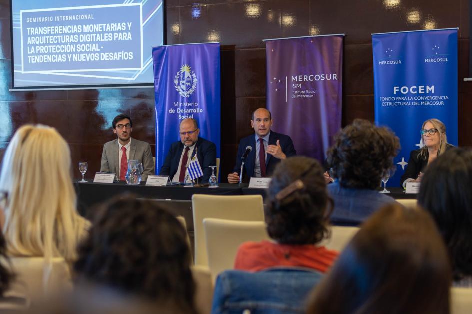 Púbico y autoridades en el Salón Misiones del NH Columbia..