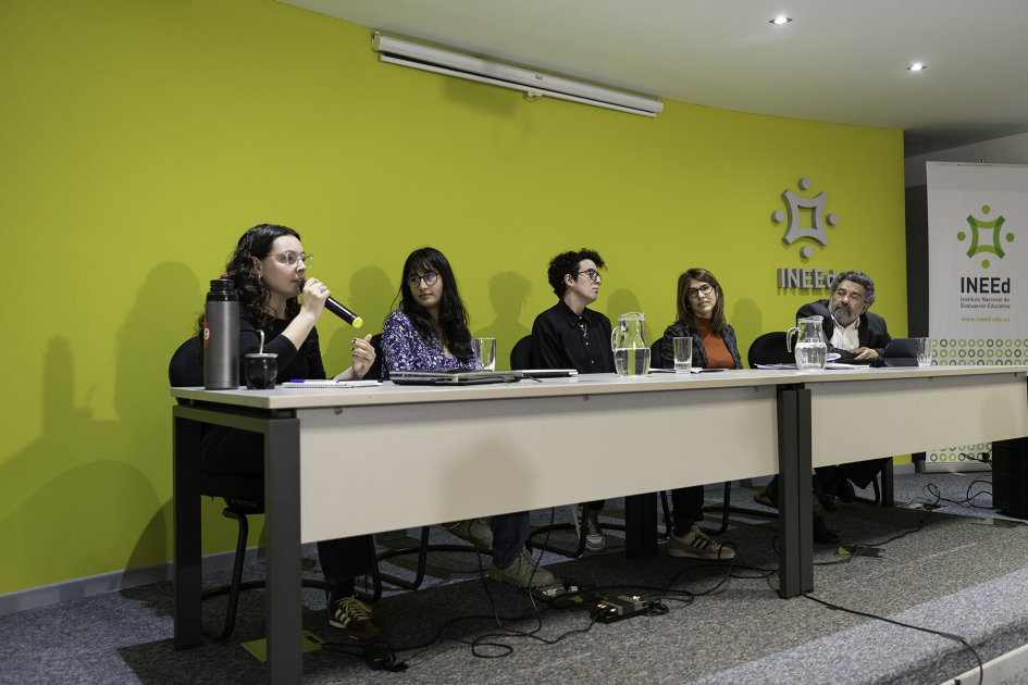 Mesa de discusión en el coloquio.