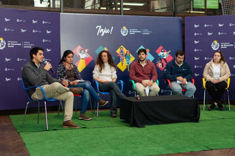 Autoridades y jóvenes presentes en la jornada Autoridades y jóvenes presentes en la jornada