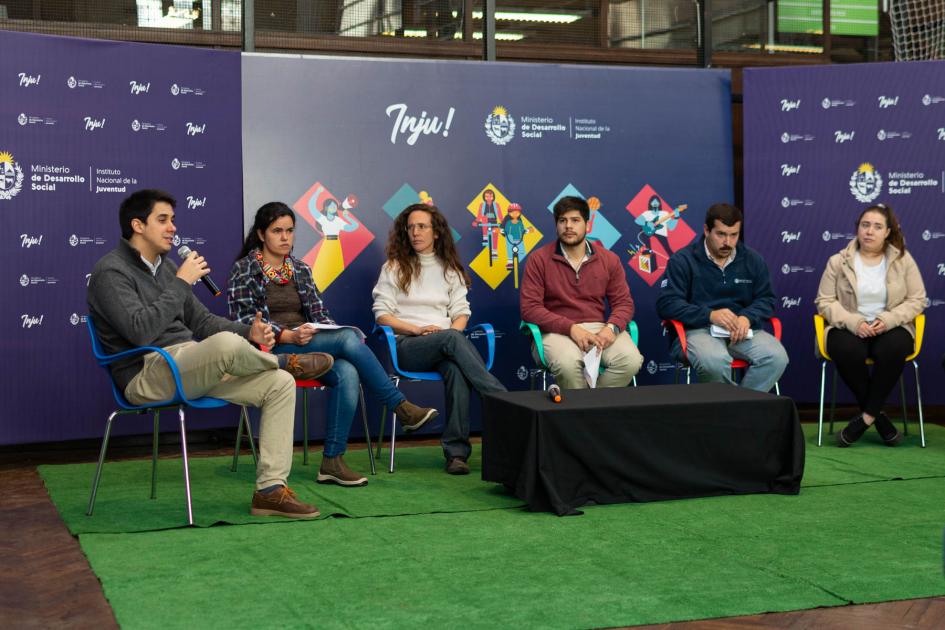 Autoridades y jóvenes presentes en la jornada