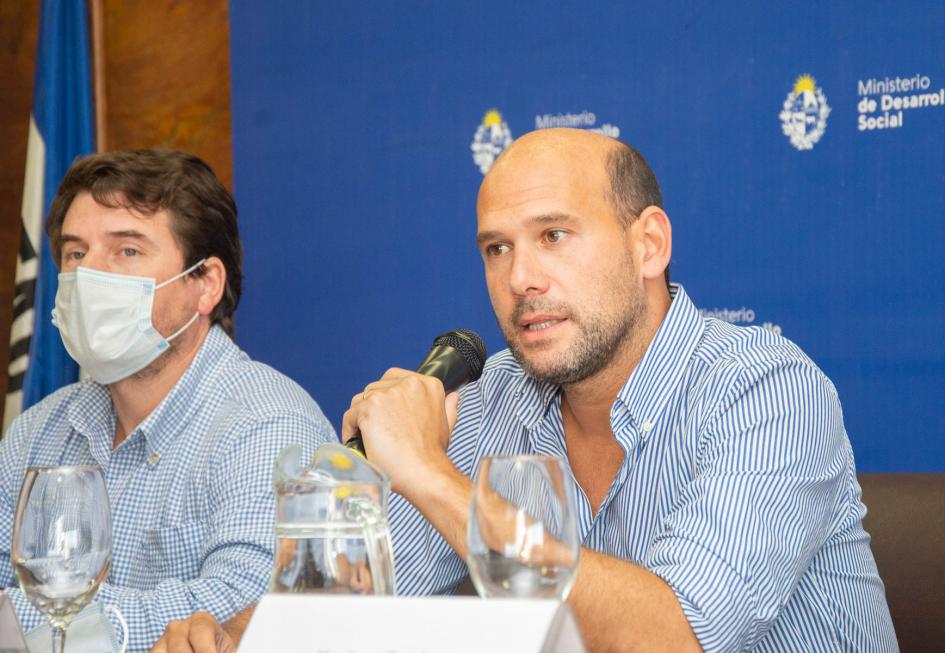 Firma de convenio sociolaboral entre Mides y empresa Zafrales para participantes de programas del ministerio Martín Lema habla en conferencia de prensa por firma de convenio con empresa Zafrales