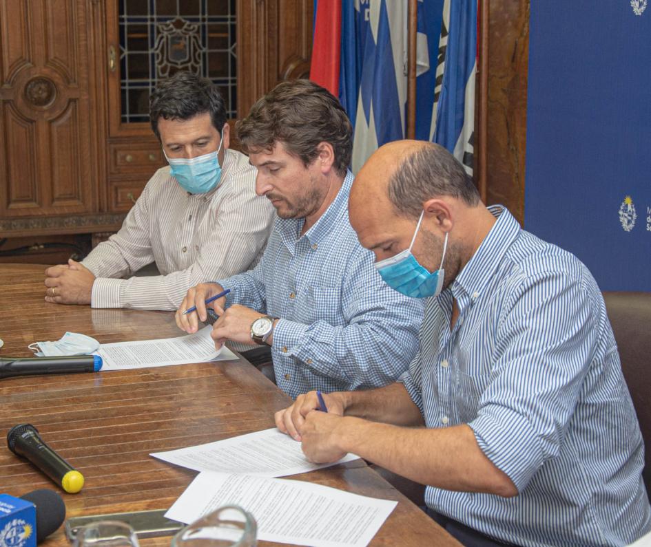 Firma de convenio sociolaboral entre Mides y empresa Zafrales para participantes de programas del ministerio Lema con Rodrigo Pereira y Mauricio Pintado en representación de Zafrales firman convenio laboral.