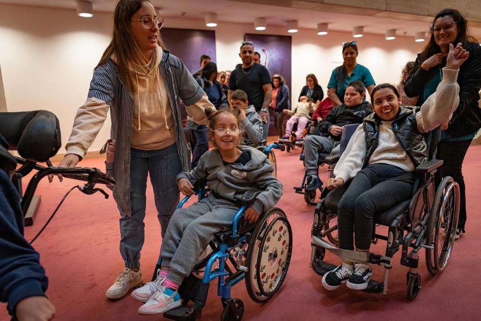 Niñas y niños que asistieron al espectáculo ingresando a la sala del Sodre Niñas y niños que asistieron al espectáculo ingresando a la sala del Sodre