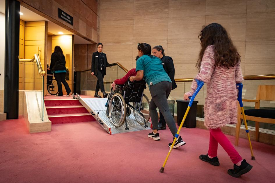 Niñas y niños que asistieron al espectáculo ingresando a la sala del Sodre Niñas y niños que asistieron al espectáculo ingresando a la sala del Sodre