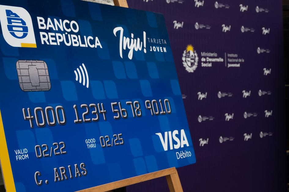Gigantografía de Tarjeta Joven Visa Débito del Mides y Banco República