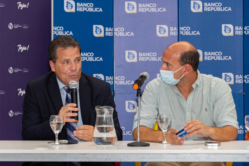 Martín Lema y Salvador Ferrer en presentación de la Tarjeta Joven Visa Débito del Mides y Banco Repú