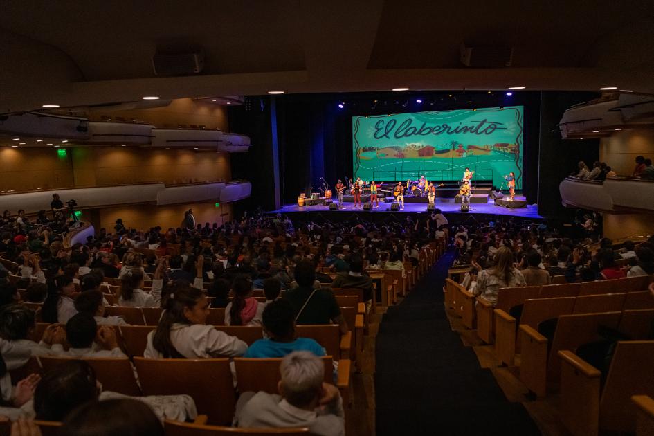 Escenario del espectáculo y público presente en la sala Escenario del espectáculo y público presente en la sala