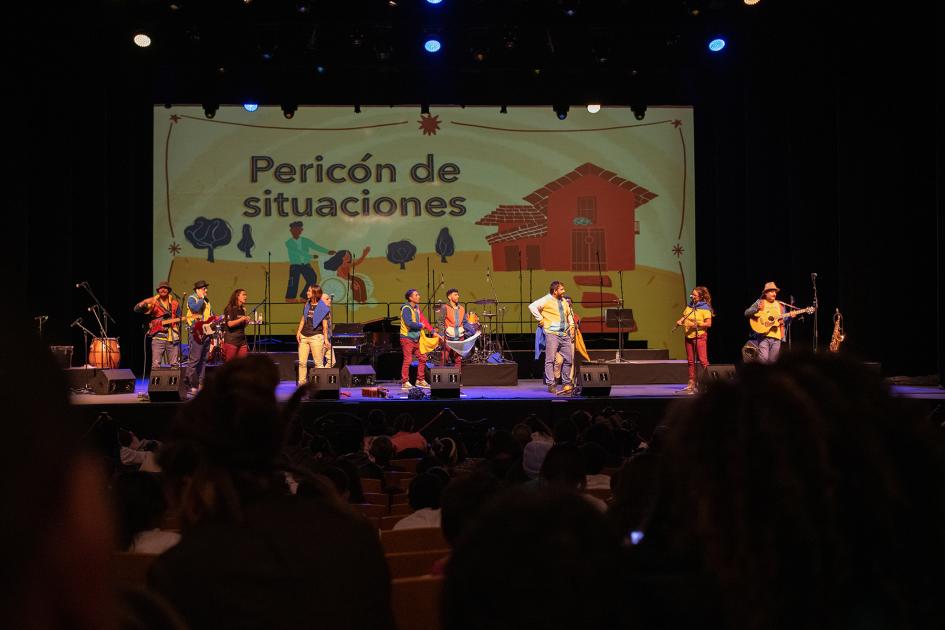 Escenario del espectáculo y público presente en la sala Escenario del espectáculo y público presente en la sala
