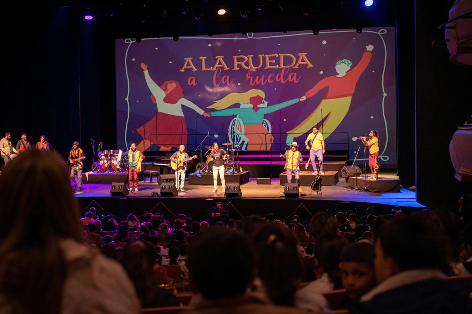 Escenario del espectáculo y público presente en la sala Escenario del espectáculo y público presente en la sala