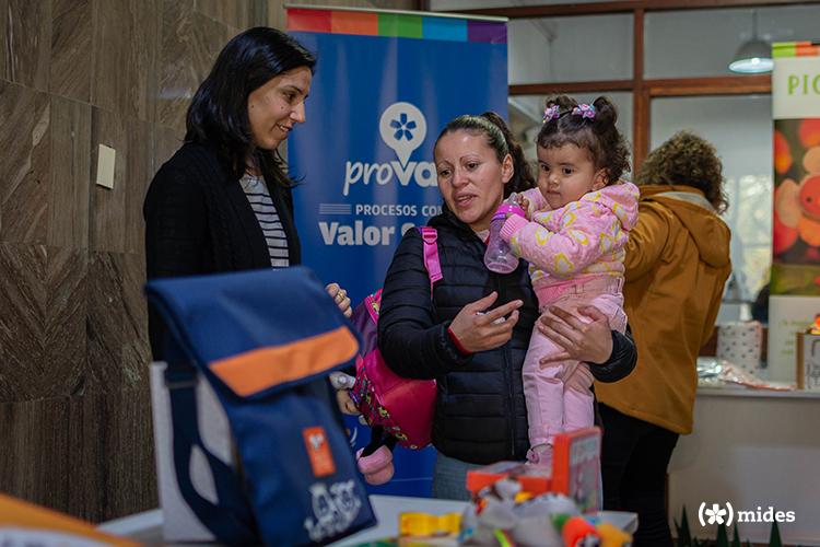 Visitantes de la muestra en el hall del hospital 