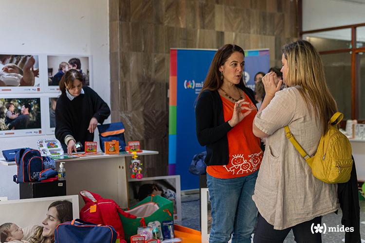 Visitantes de la muestra en el hall del hospital 