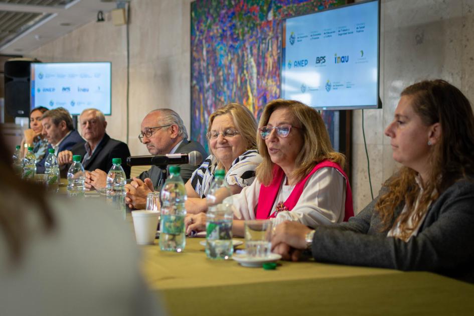 Mónica Bottero haciendo uso de la palabra Mónica Bottero haciendo uso de la palabra