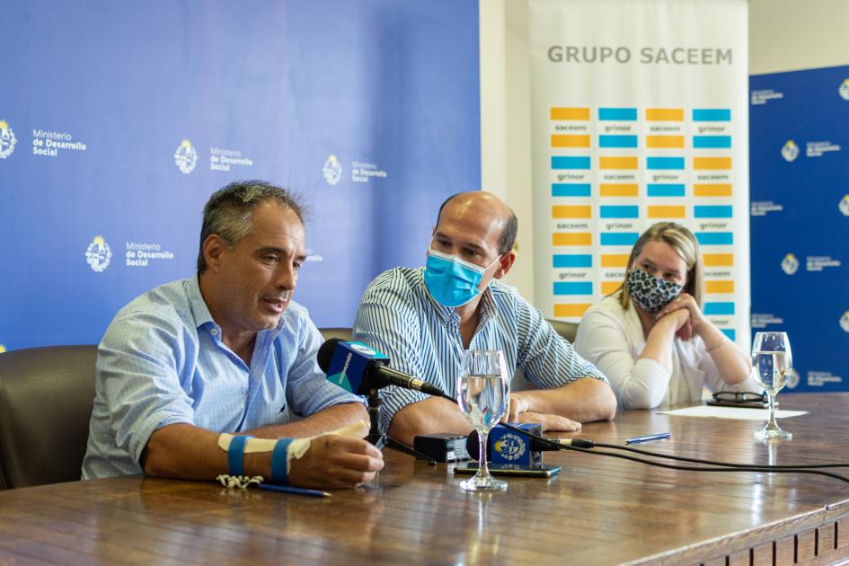 Autoridades en la firma de convenio Autoridades en la firma de convenio