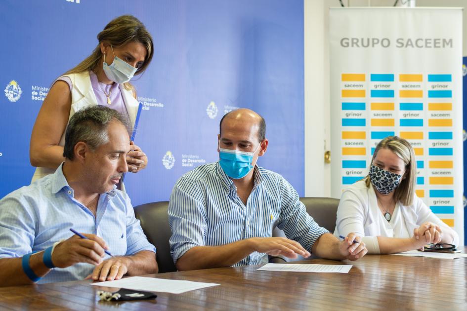 Autoridades en la firma de convenio