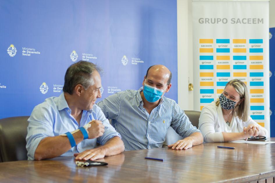 Autoridades en la firma de convenio Autoridades en la firma de convenio