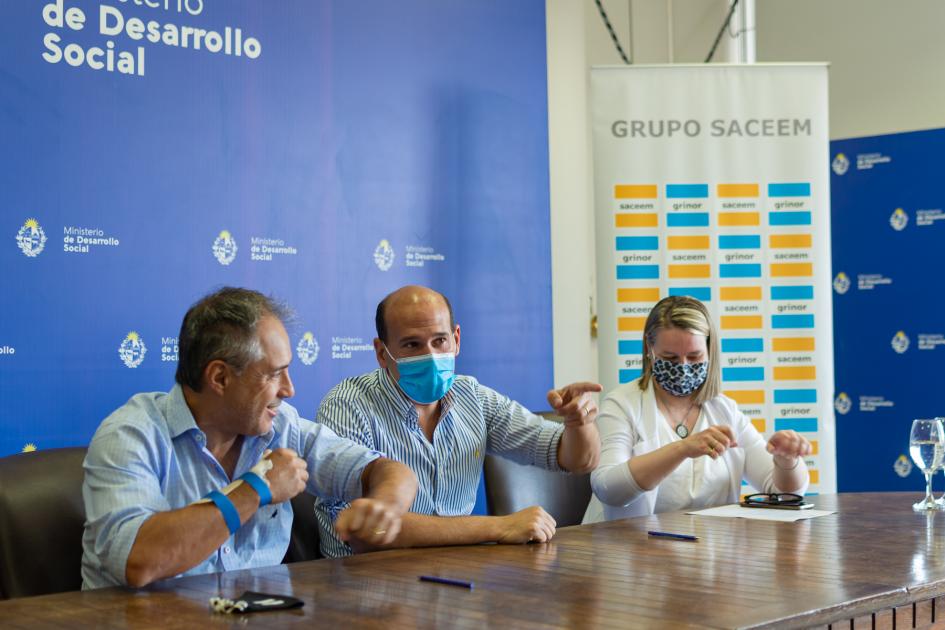 Autoridades en la firma de convenio Autoridades en la firma de convenio