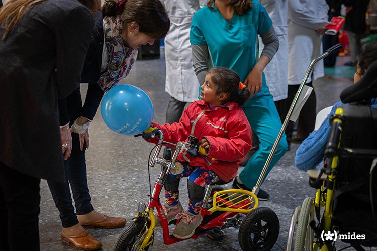 Niña probando una de las ayudas técnicas presentadas por el CENATT