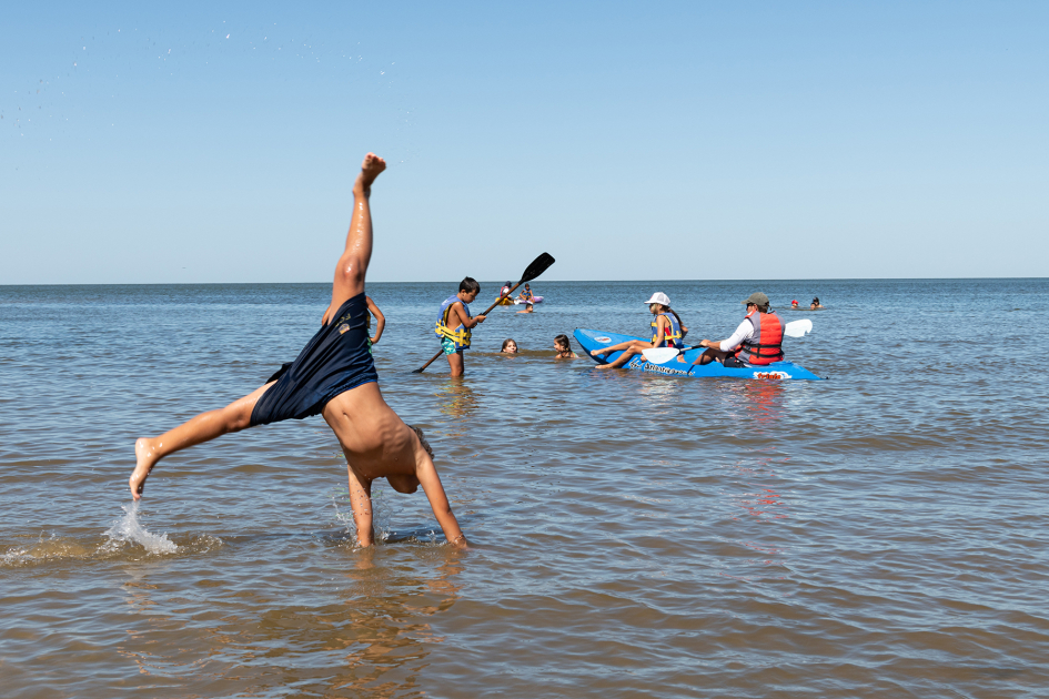 Programa "Al Agua Pato" en la playa de Pajas Blancas.