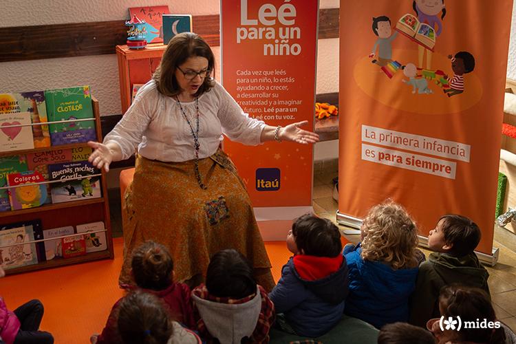 Niré Collazo contando un cuento a los niños del CAIF Niré Collazo contando un cuento a los niños del CAIF