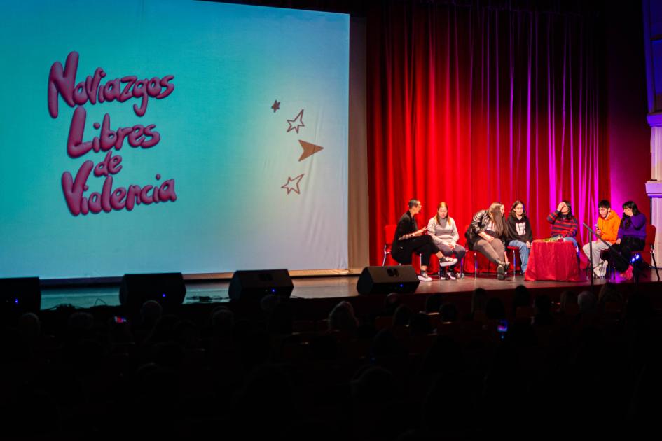Jóvenes exponiendo Jóvenes exponiendo