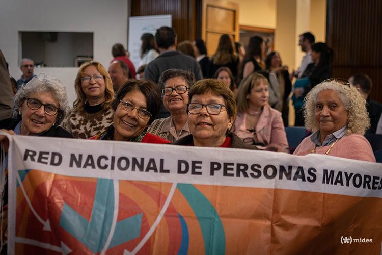 Integrantes de la Redam mostrando una bandera que dice Red Nacional de Personas Mayores