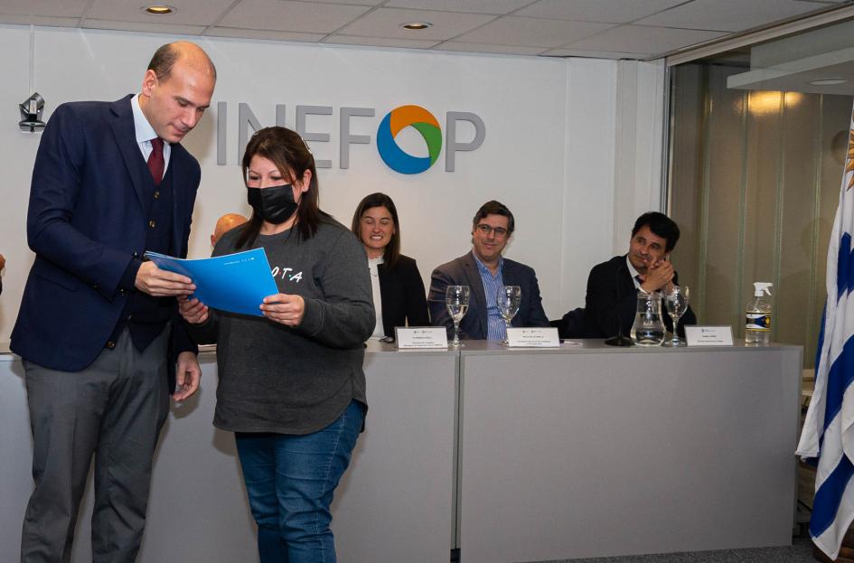 Ministro Lema entregando certificados Ministro Lema entregando certificados