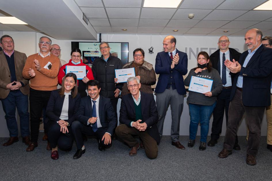 Autoridades junto a quienes recibieron sus certificados