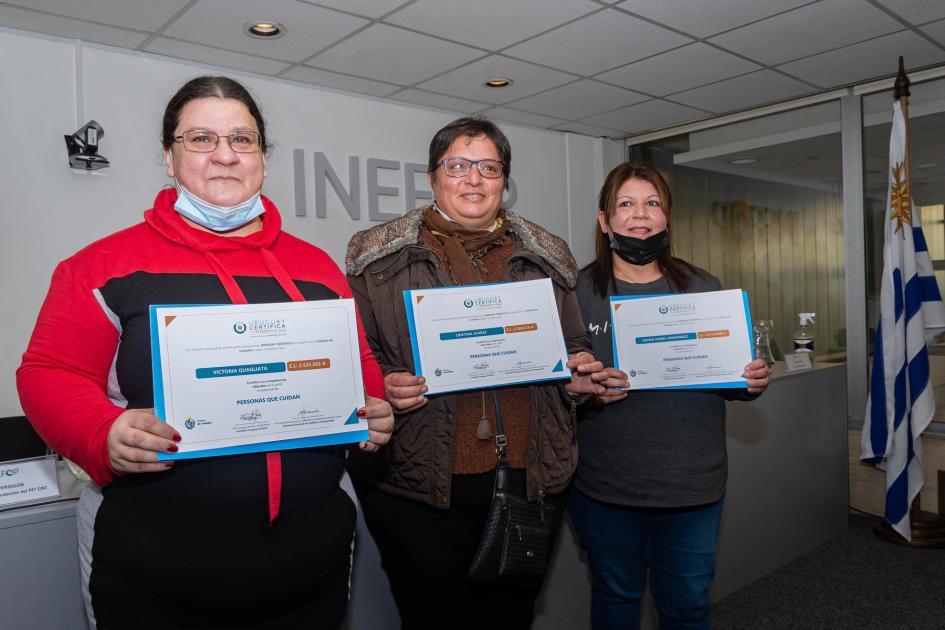 Cuidadoras mostrando sus certificados