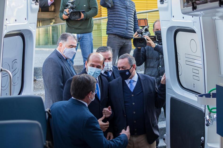 Delgado, Lema, Cipriani y demás autoridades en presentación de ambulancias