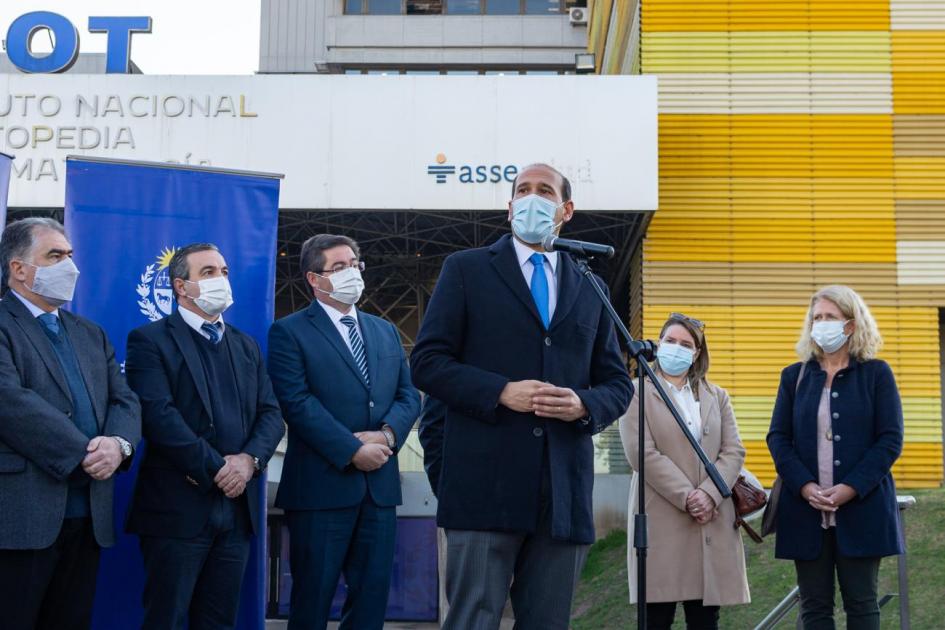 Presidencia, Asse y Ministerio de Desarrollo Social presentan ambulancias para personas en situación de calle. Representantes de Presidencia, Asse y Ministerio de Desarrollo Social presentan ambulancias para per