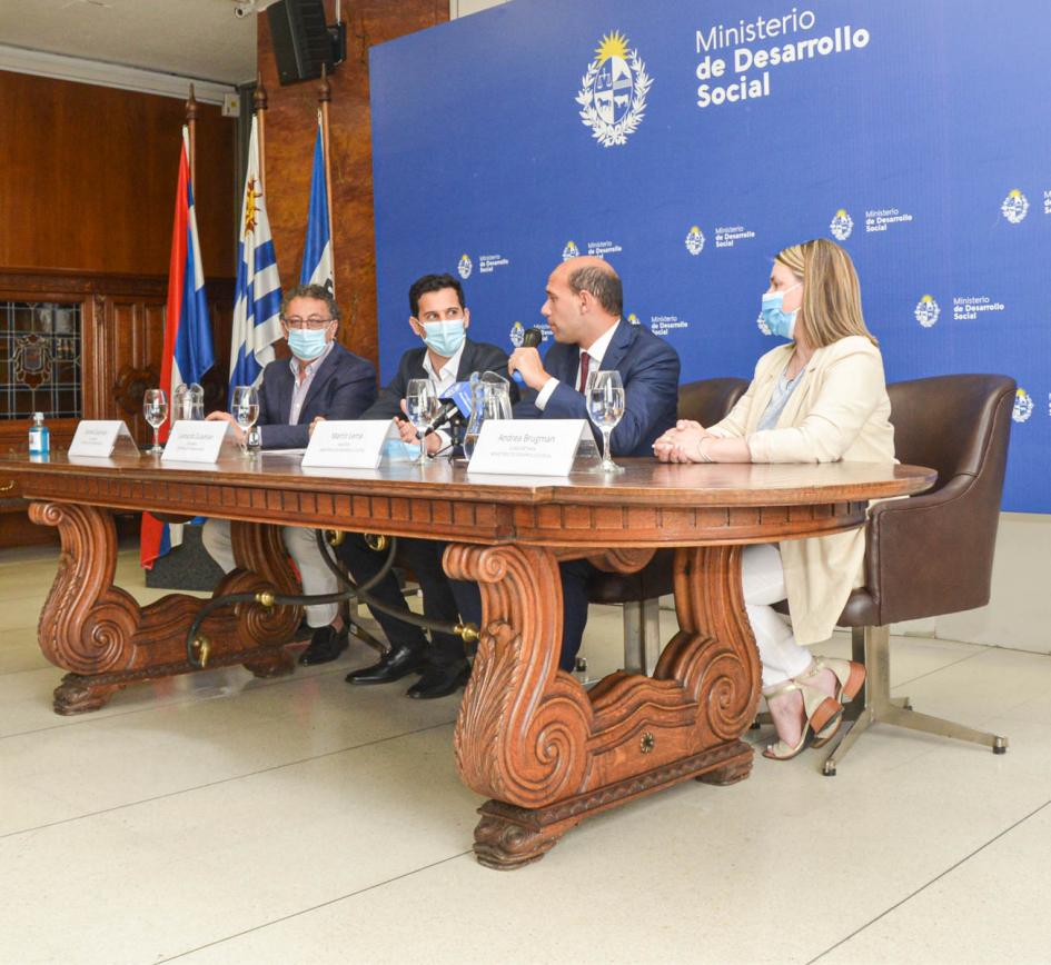Mesa de autoridades Autoridades de Mides y grupo Zulamian