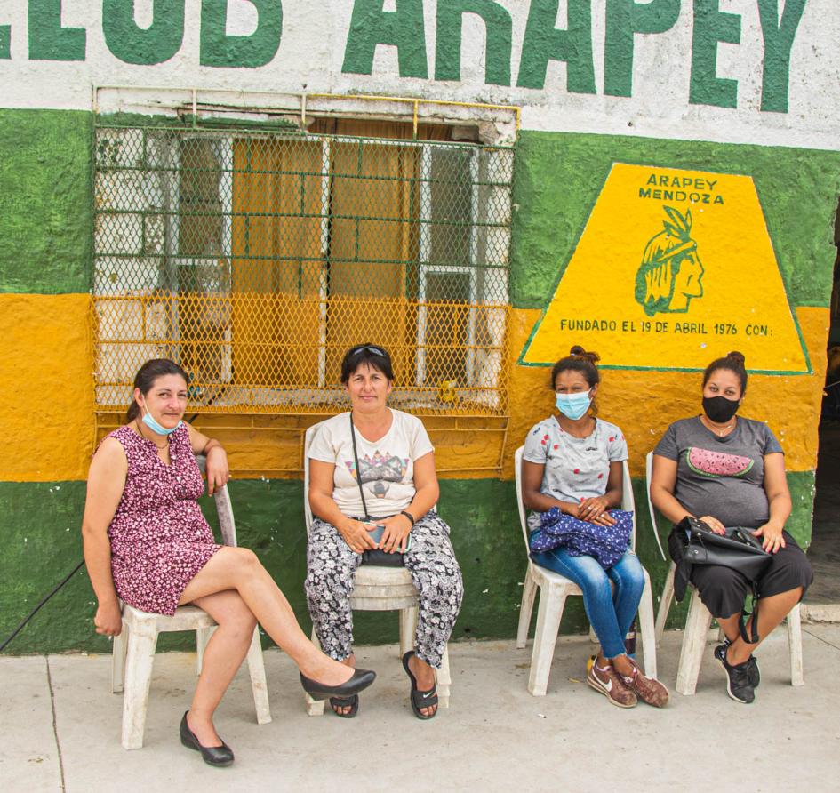 Vecinas del barrio en la puerta del Club Arapey Mendoza Vecinas del barrio en la puerta del Club Arapey Mendoza