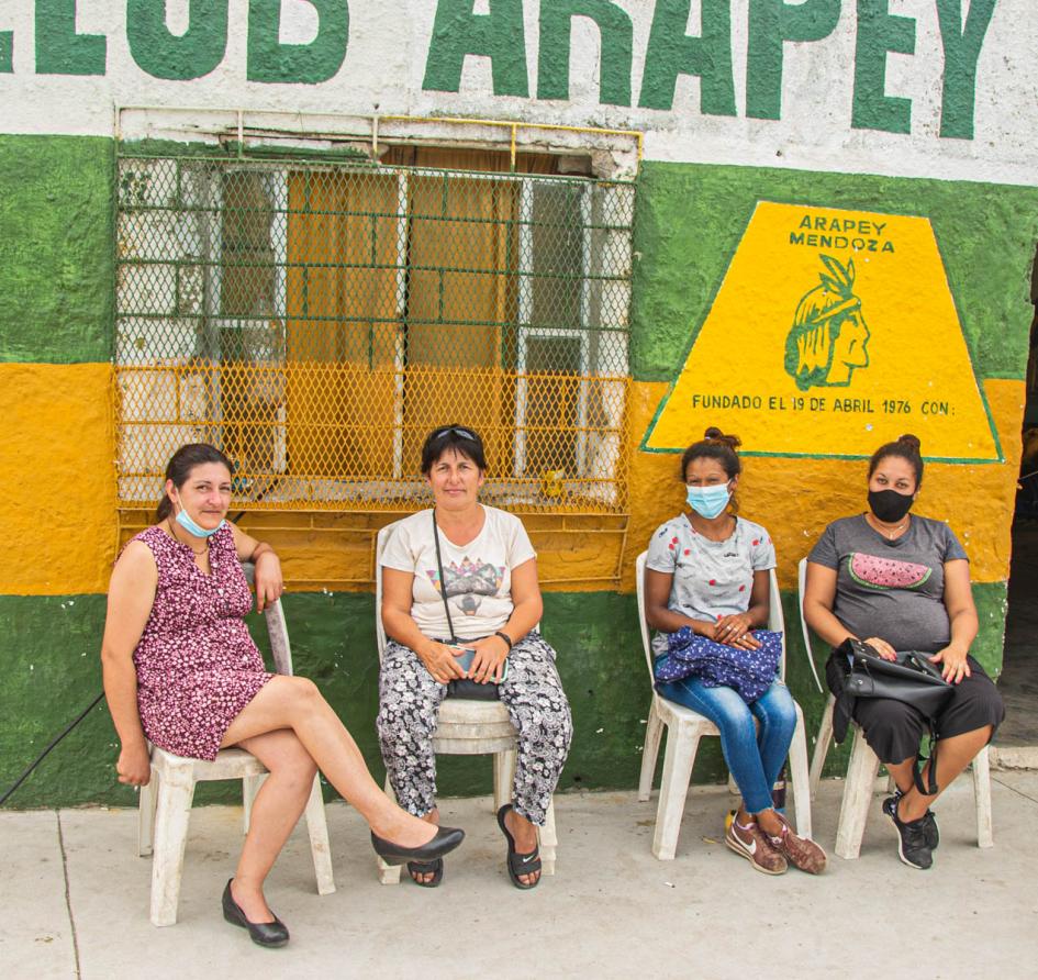 Vecinas del barrio en la puerta del Club Arapey Mendoza