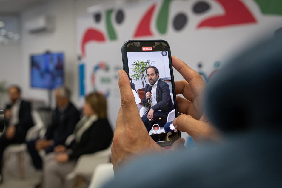 Teléfono filmando la intervención de Civila Teléfono filmando la intervención de Civila