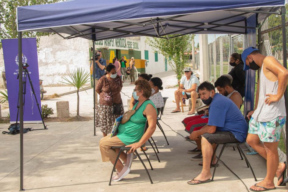 Vecinos del barrio esperando para ser atendidos Vecinos del barrio esperando para ser atendidos