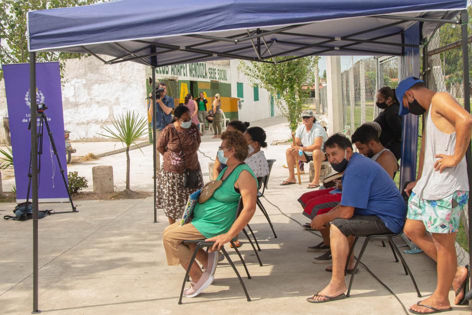 Vecinos del barrio esperando para ser atendidos 