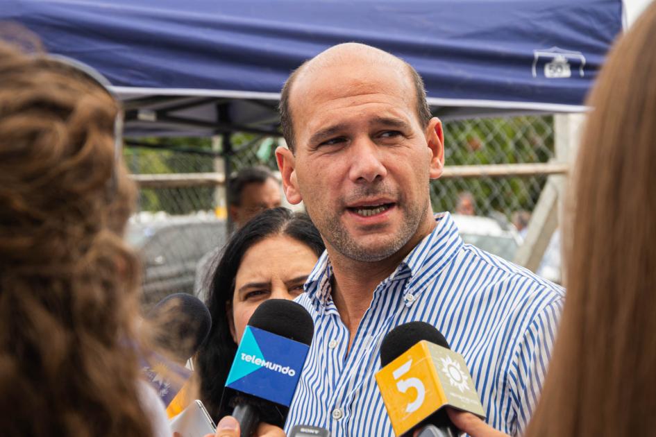 Ministro Lema haciendo declaraciones a la prensa