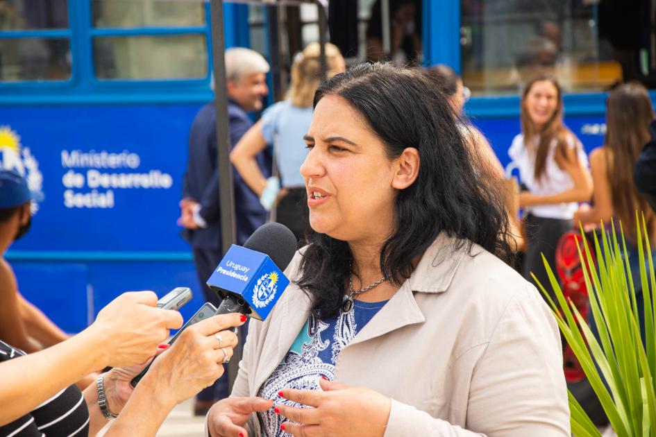 Directora Carolina Murphy haciendo declaraciones a la prensa