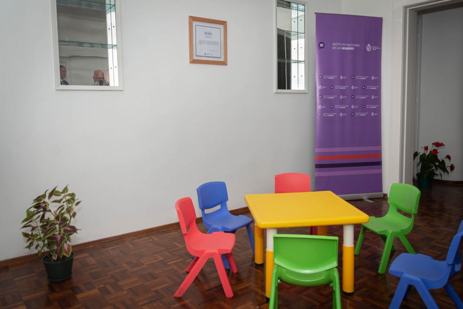 Mesas y sillas infantiles de colores en sala de espera.