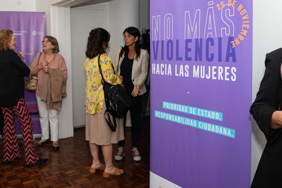 Autoridades y equipos técnicos de organismos estatales. Banner violeta de INMUJERES y al fondo autoridades de organismos estatales.