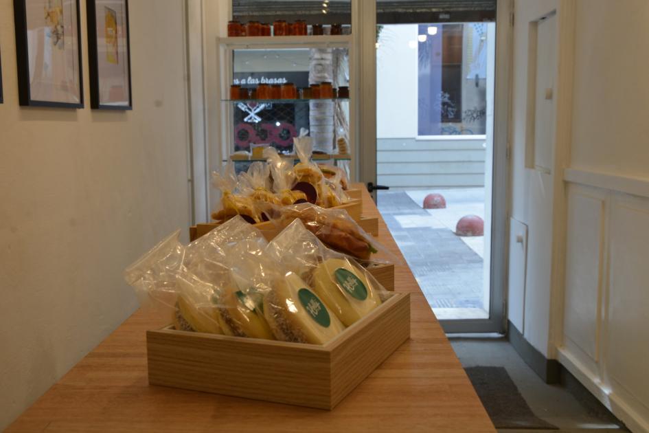 Entrada al establecimiento donde se elaboran y comercializan los productos. Entrada del local vista desde adentro, donde se elaboran y comercializan los productos panificados.