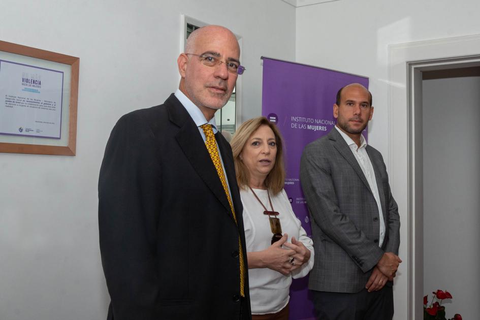 Ministro Lema, Mónica Bottero y Embajador de Israel. Embajador de Israel, Mónica Bottero y Martín Lema junto al banner de Inmujeres.