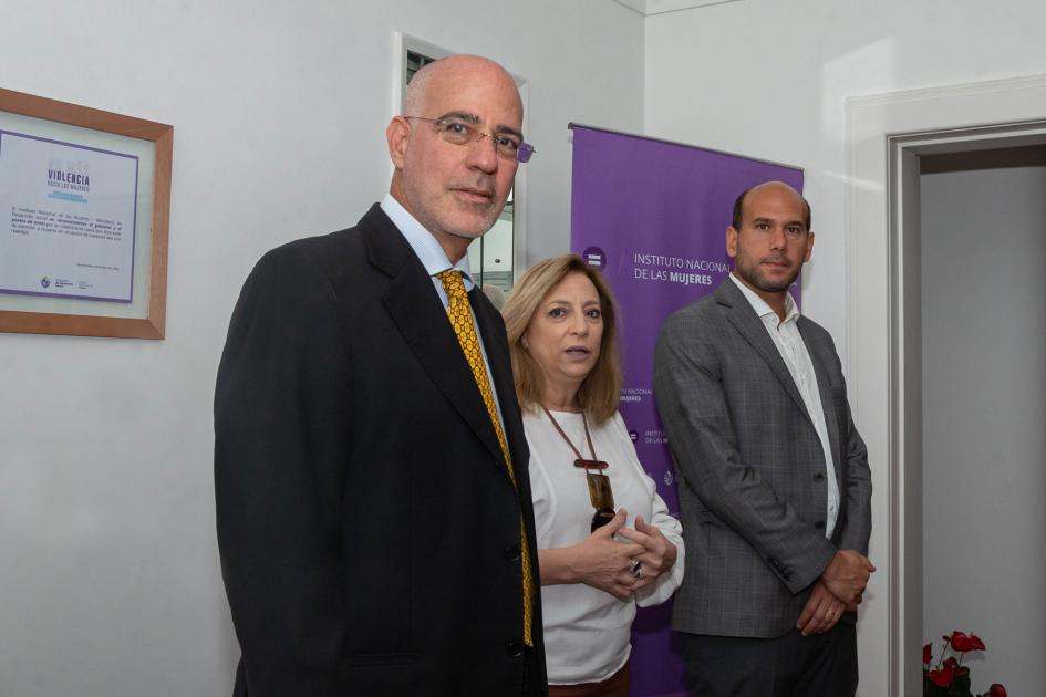 Embajador de Israel, Mónica Bottero y Martín Lema junto al banner de Inmujeres.