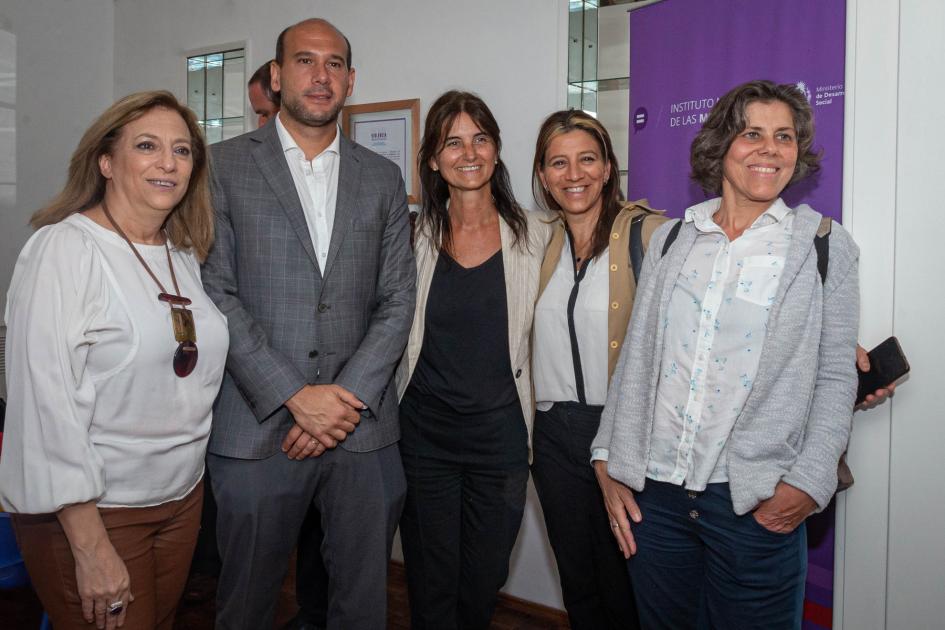 Ministro Lema y Mónica Bottero junto a 3 mujeres representantes de organismos colaboradores.