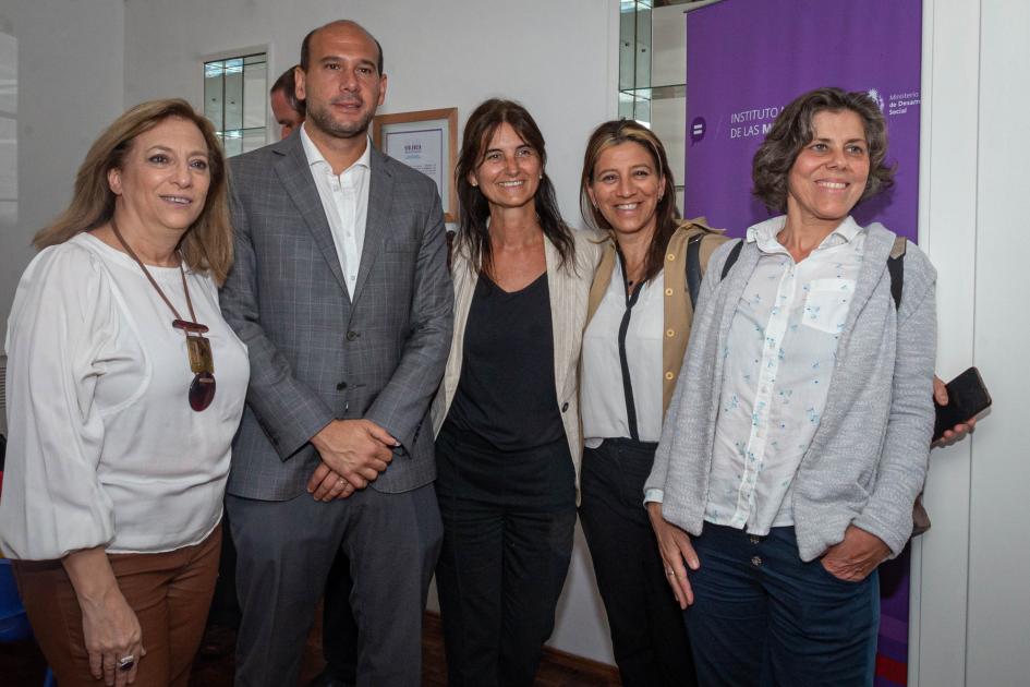 Ministro Lema y Mónica Bottero junto a representantes de organismos colaboradores. Ministro Lema y Mónica Bottero junto a 3 mujeres representantes de organismos colaboradores.