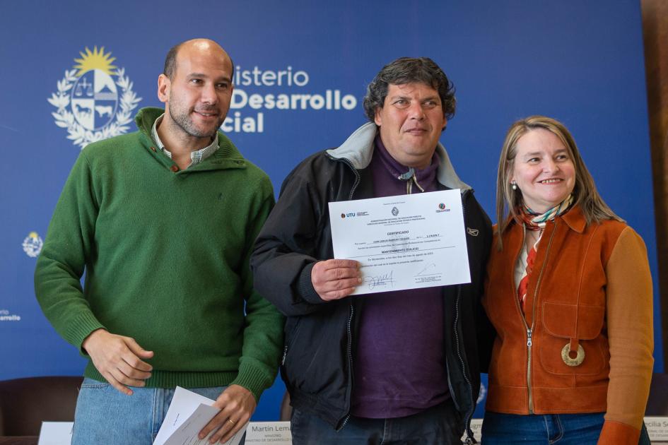 Participante del curso con su diploma 