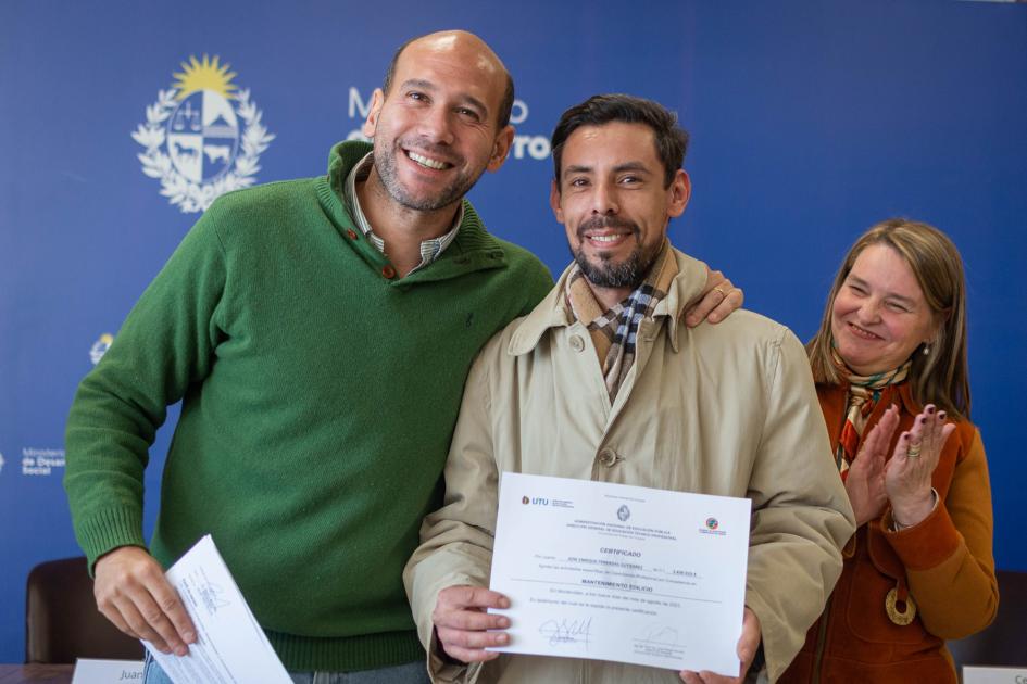 Participante del curso recibiendo el diploma 