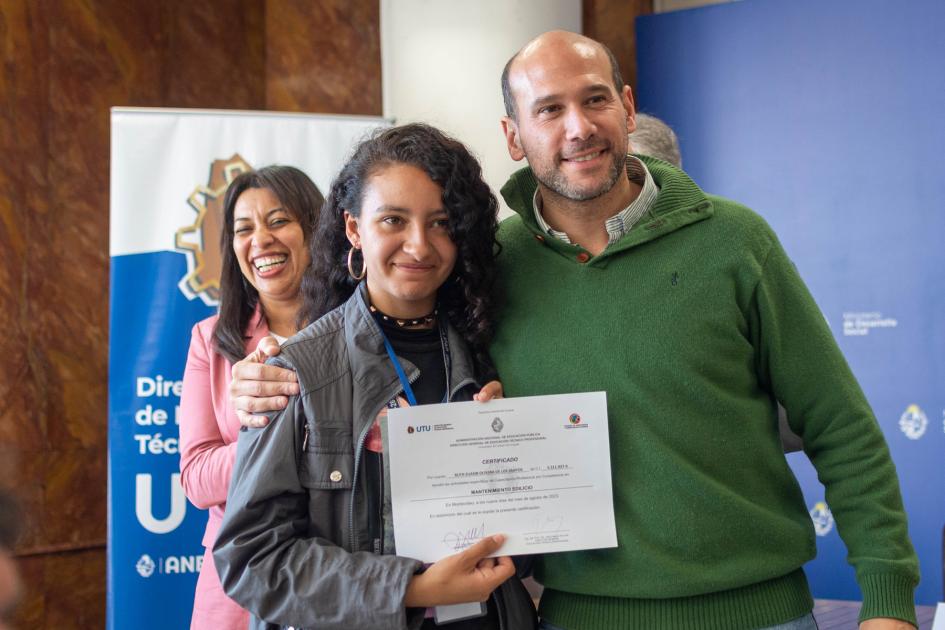 Participante del curso con su diploma 