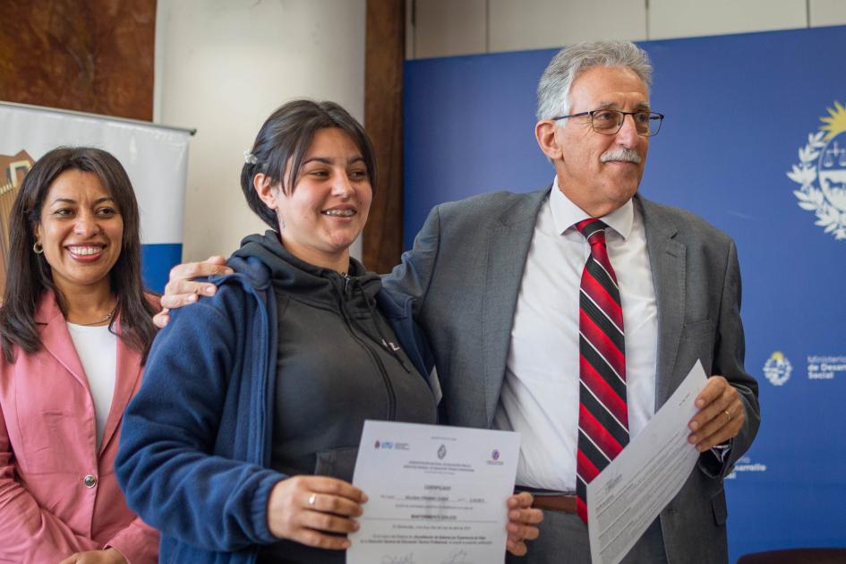 Participante del curso con su diploma 