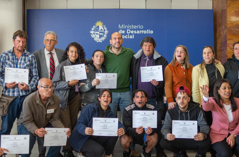 Autoridades y participantes posando con sus diplomas 